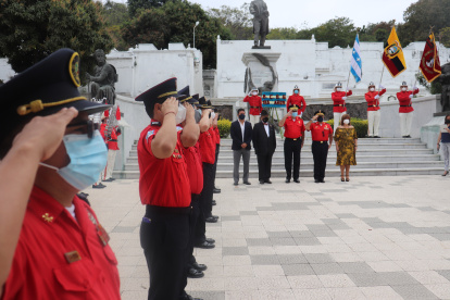 Homenaje. Personal de la institución y autoridades colocaron una ofrenda floral en los bajos del monumento a Vicente Rocafuerte, en el Cementerio General.