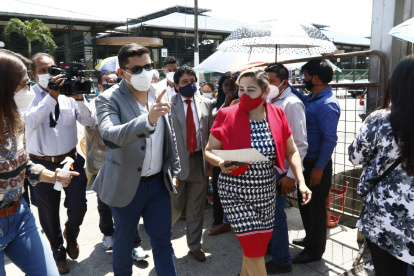 Personal del departamento jurídico del Municipio de Guayaquil, en la Fiscalía de La Florida, este lunes 17 de agosto.