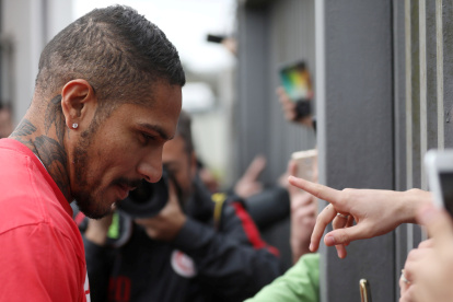 El jugador peruano llegó al Internacional de Brasil en 2018. Se lesionó el fin de semana pasado en un partido de la liga ante Fluminense.
