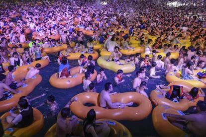 Una piscina luce abarrotada de gente en una polémica fiesta ocurrida en Wuhan, "cuna" de la pandemia por coronavirus.