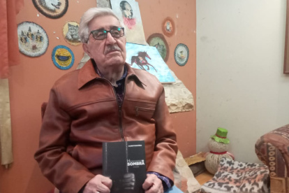 El poeta y escritor cuencano presentará su novela sobre el caso Sobornos el jueves a las 18:00. Se podrá seguir por Zoom