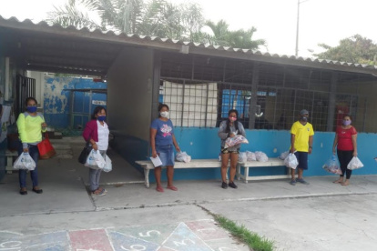 Los padres de familia acuden a las escuelas para recibir las provisiones alimenticias.