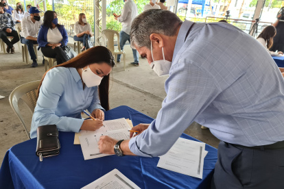 Silvia Vera firma la aceptación de la precandidatura como cabeza de lista del distrito 4 de Guayas.