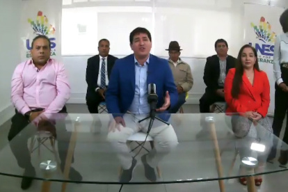 Arauz (centro) flanqueado por Enrique Menoscal, director del movimiento Centro Democrático y por Vanessa Freire, presidenta del movimiento Fuerza Compromiso Social.