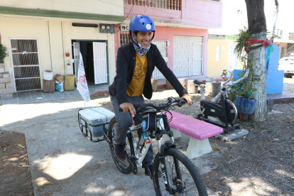 Alberto Hidalgo saliendo de su casa en la ciudadela Sauces 8.
