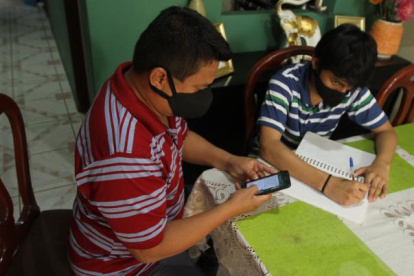 Humberto Torres apoya a su hijo Jhonatan en sus clases virtuales.