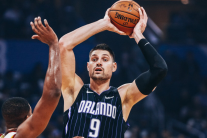 El pívot montenegrino de origen suizo Nikola Vucevic aportó un doble-doble de 35 puntos, 14 rebotes y cuatro asistencias.