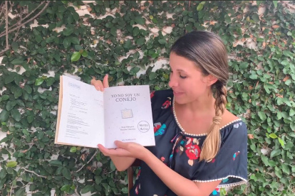 Ana María González lee un cuento para los seguidores de la Biblioteca de las Artes.