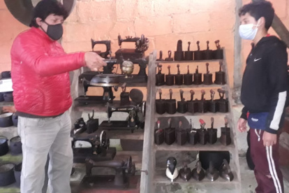 Utensilios. Luis Lara muestra una antigua plancha de la colección de antigüedades, algunas pasan los 100 años