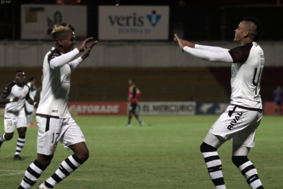 Jonathan Alvez (d) anotó el tercer y último tanto de BArcelona en la goleada 0-3 a Deportivo Cuenca. Adonis Preciado (i) fabricó la jugada.