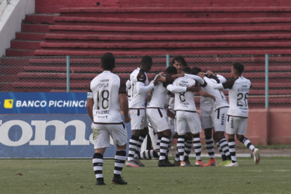 Los jugadores del equipo canario festejaron la goleada de 0-3 ante el Deportivo Cuenca a la víspera del Clásico del Astillero.