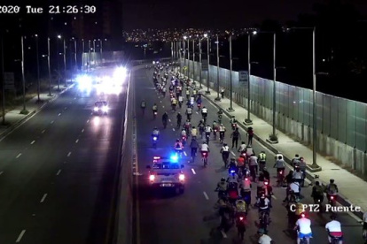 Cerca de un millar de ciclistas rodaron hasta la entrada de la isla Mocolí.