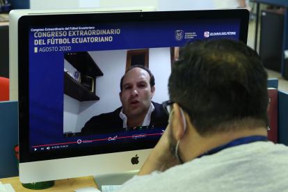 Francisco Egas, presidente de la FEF, se pronuncia en una de sus intervenciones del Congreso de FEF.