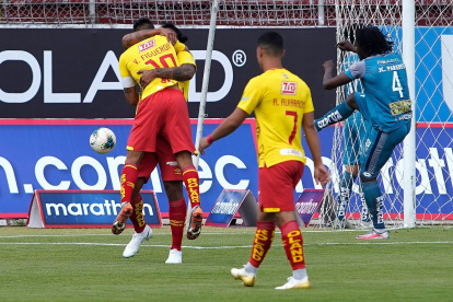 Los jugadores de Aucas celebran el primero gol del ecuentro