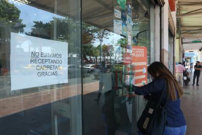 El deterioro del mercado laboral se plasma en los letreros de locales que dicen que no hay vacantes, pero las cifras oficiales no miden aún la precariedad.