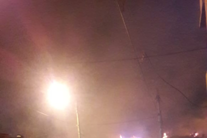 Moradores de la urbanización Loma Vista afectados por la quema de monte en los predios del colindante Hospital.