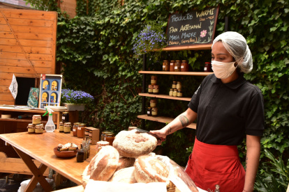 Las dificultades para sacar a flote Casa Warmi tras los primeros meses de la pandemia llevó a que sus propietarios propusieran a sus trabajadores convertir el negocio en cooperativa. Los ingresos se dividen en 50 % para el negocio y el resto para propietarios y trabajadores en partes iguales. 



13 de agosto  2020

KARINA DEFAS 

Agencia (ag-expreso ag-extra ag-quito)