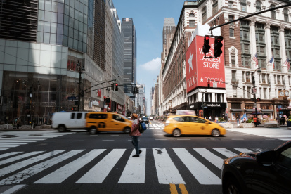 Las calles de Manhattan, uno de las cinco zonas en que está dividida la ciudad de Nueva York, luce casi vacía. Antes de la pandemia era el centro del turismo y consumo de esta ciudad estadounidense.