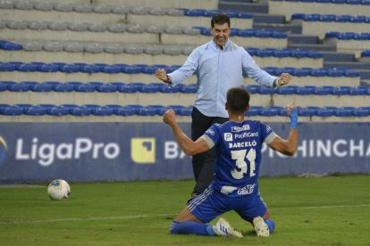 Ismael Rescalvo, entrenador de Emelec, celebra con Facundo Barceló el segundo gol del Bombillo ante el Ponchito.