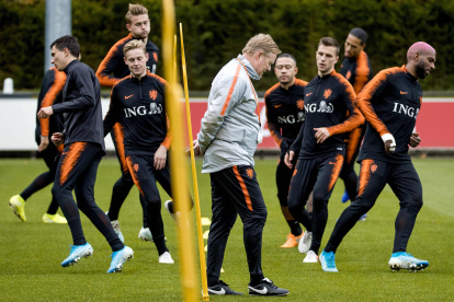 Koeman dejó el banquillo de Holanda para llegar al Barcelona. Pero ya ha recibido algunas críticas de exdirigidos.