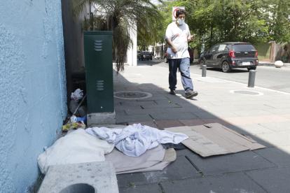 La calle Panamá sin turistas que caminen por allí sirve para que duerman los indigentes.