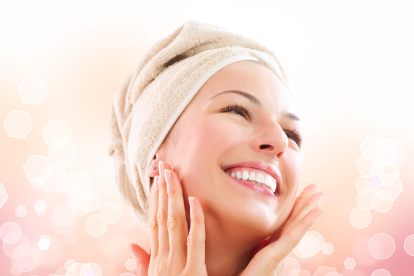 Mujer saliendo del baño, después de haberse rociado con un body splash.