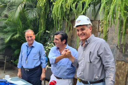 El precandidato saluda con Manuel Castilla, director nacional del movimiento Justicia Social.