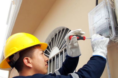 Un técnico de la Corporación Nacional de Electricidad realiza un trabajo técnico.