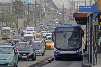 Congestionamiento. En la vía Daule, pese a que el tramo no es compartido, los conductores de autos y motos, como lo reconocen a este Diario, tienden a utilizar el carril debido a los atascos permanentes que se suscitan en la arteria.