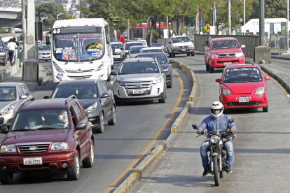Respiro. Hasta este domingo, los vehículos podrán utilizar el carril de la metrovía.