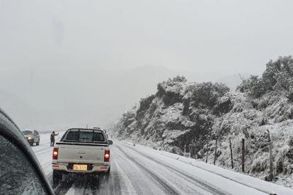 Cae nieve el viernes 21 de agosto en vía Pifo, en Quito hasta la Y de Papallacta, en la provincia de Napo.