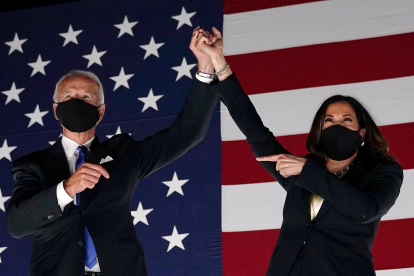 Former vice-president and Democratic presidential nominee Joe Biden (L) and Senator from California and Democratic vice presidential nominee Kamala Harris greet supporters outside the Chase Center in Wilmington, Delaware, at the conclusion of the Democratic National Convention, held virtually amid the novel coronavirus pandemic, on August 20, 2020. (Photo by Olivier DOULIERY / AFP)