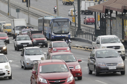 Los conductores de vehículos critican la medida de hacer exclusivo el carril.