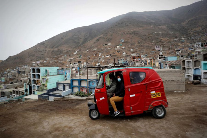 Una vista del cementerio distrital de Comas, al sur de Lima, la capital de Perú.