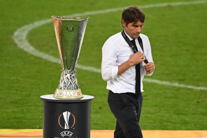 Antonio Conte pasa junto al trofeo de la Europa League que no pudo levantar