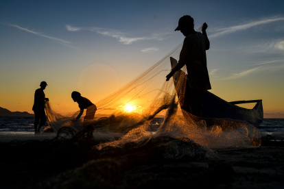 BANDA ACEH. Un pescador limpias sus redes luego de una ardua jornada en los mares de esta región de Indonesia.