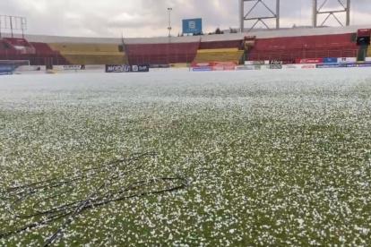 Una capa de granizo cubrió la cancha del estadio de Aucas a minutos del Superclásico