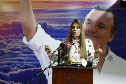 La vocera del partido AEA hizo pública la denuncia tras la ausencia del delegado que debía enviar el CNE esta tarde a la sede.