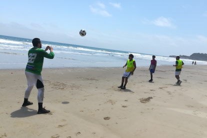 Los jugadores del Sporting Club Ecuador en una práctica en la playa