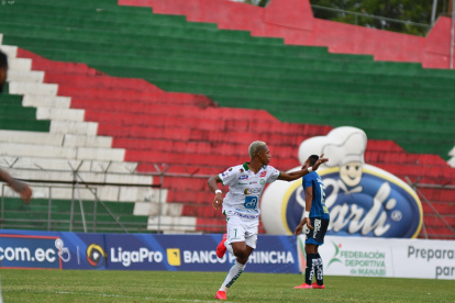 Luis Gómez, de Liga (P), celebra uno de sus tantos.