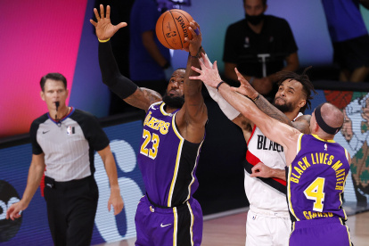 LeBron James se enfrenta con Gary Trent Jr. de Portland Trail Blazersand en el partido de la noche del sábado 23 de agosto de 2020