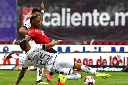 Renato Ibarra, volante tricolor del Atlas, pelea el balón con Daniel Cervantes.