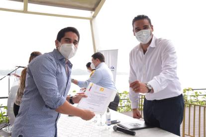 Autoridades de Samborondón entregaron cartas de autorización a empresarios dueños de gimnasios.