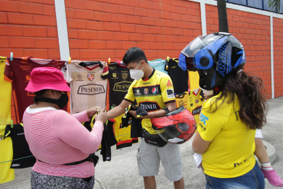Silvia Adrián (i) realizó una de las pocas ventas del día a Kevin Oviedo (c), quien acudió a la avenida Barcelona.