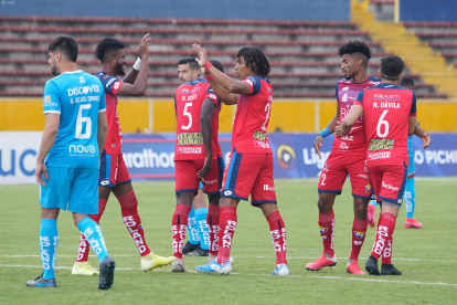 Los jugadores de El Nacional festejan el primero gol, anotado a los cinco minutos de penal