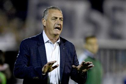 Gustavo Alfaro nunca antes ha estado en el banquillo de una selección nacional.