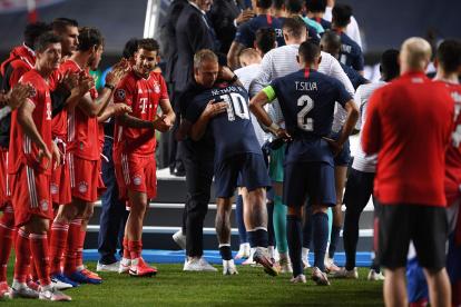 El entrenador del Bayern de Múnich, Hans-Dieter Flick, reconforta al brasileño Neymar del Paris Saint Germain antes de recibir el trofeo de la Champions.