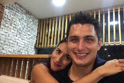 Santiago Jaramillo junto con su esposa, Ornella Zambrano.