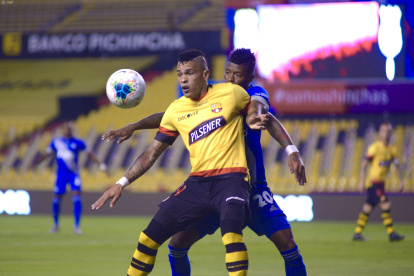 Jonathan Álvez, delantero de Barcelona, es marcado por Jackson Rodríguez, defensa de Emelec.