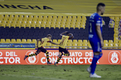 Fidel Martínez, delantero de Barcelona, celebra el gol marcado hoy en el Monumental.